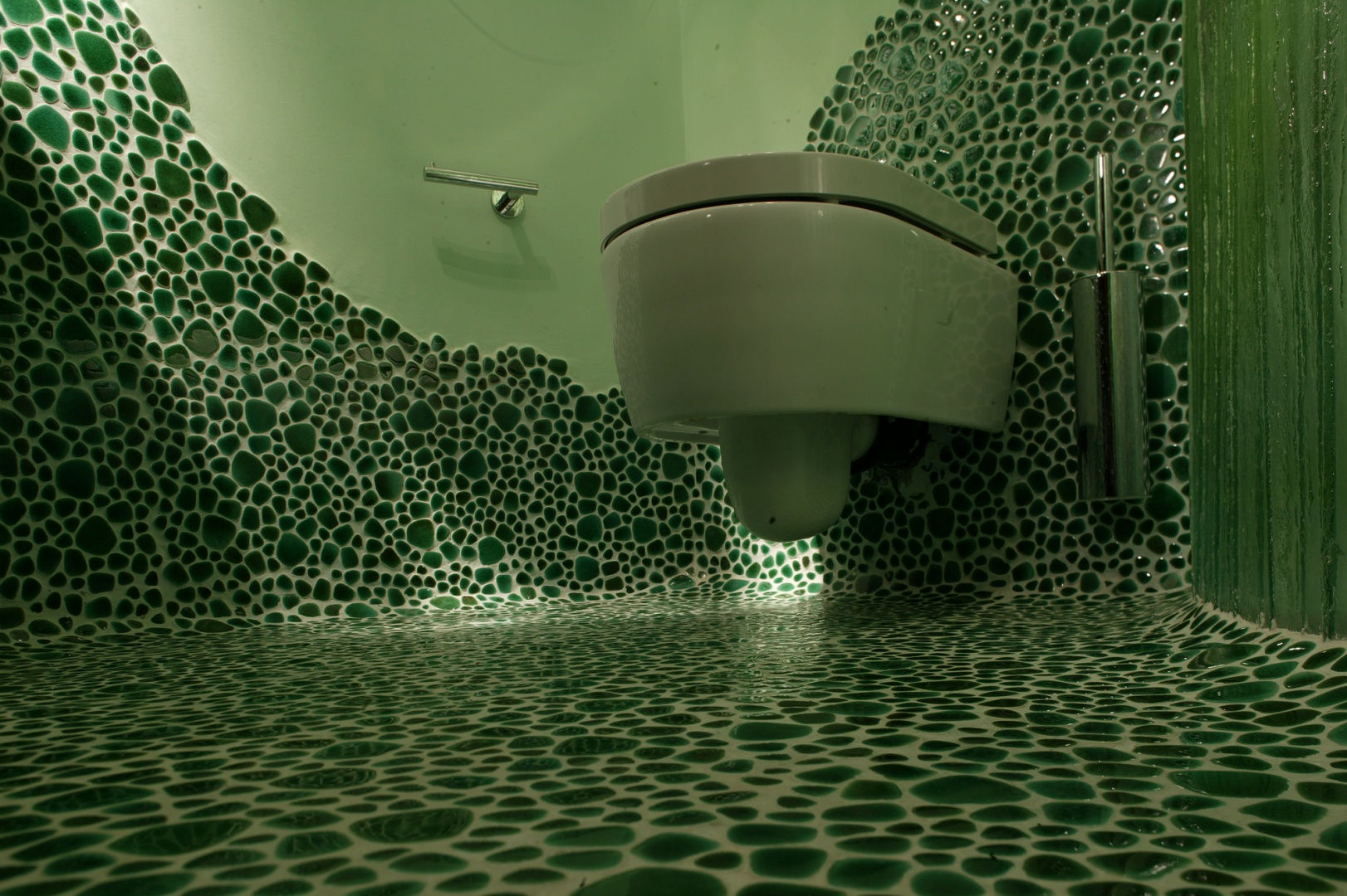 Ванна с зеленой мозаикой