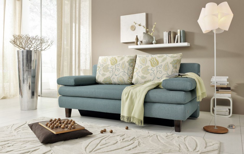Sofa w salonie. uniwersalny mebel na lata