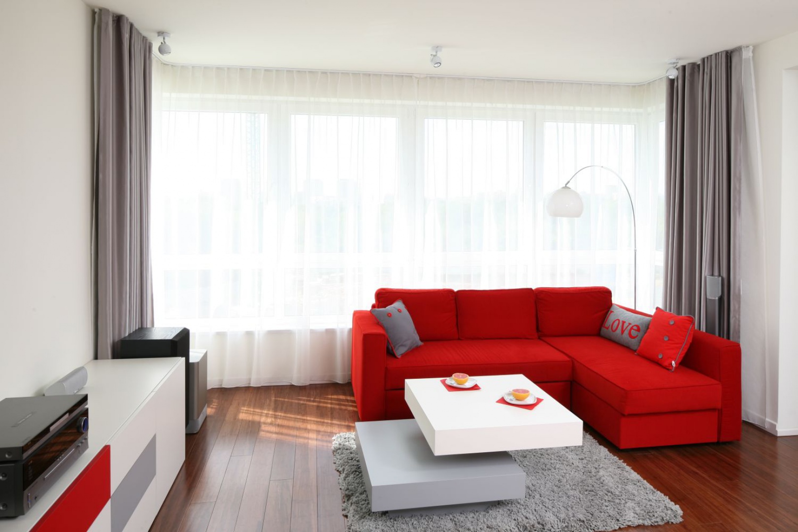 Интерьер зала с красным диваном