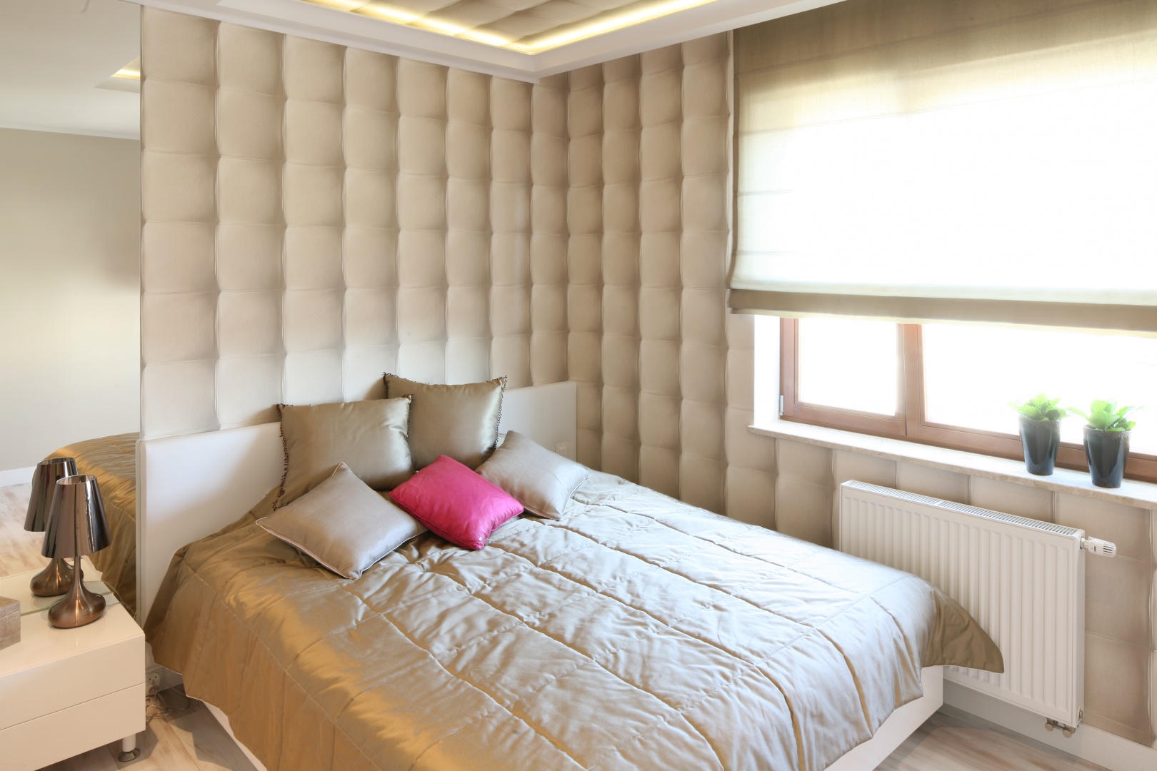 Мягкие стеновые панели сбоку кровати