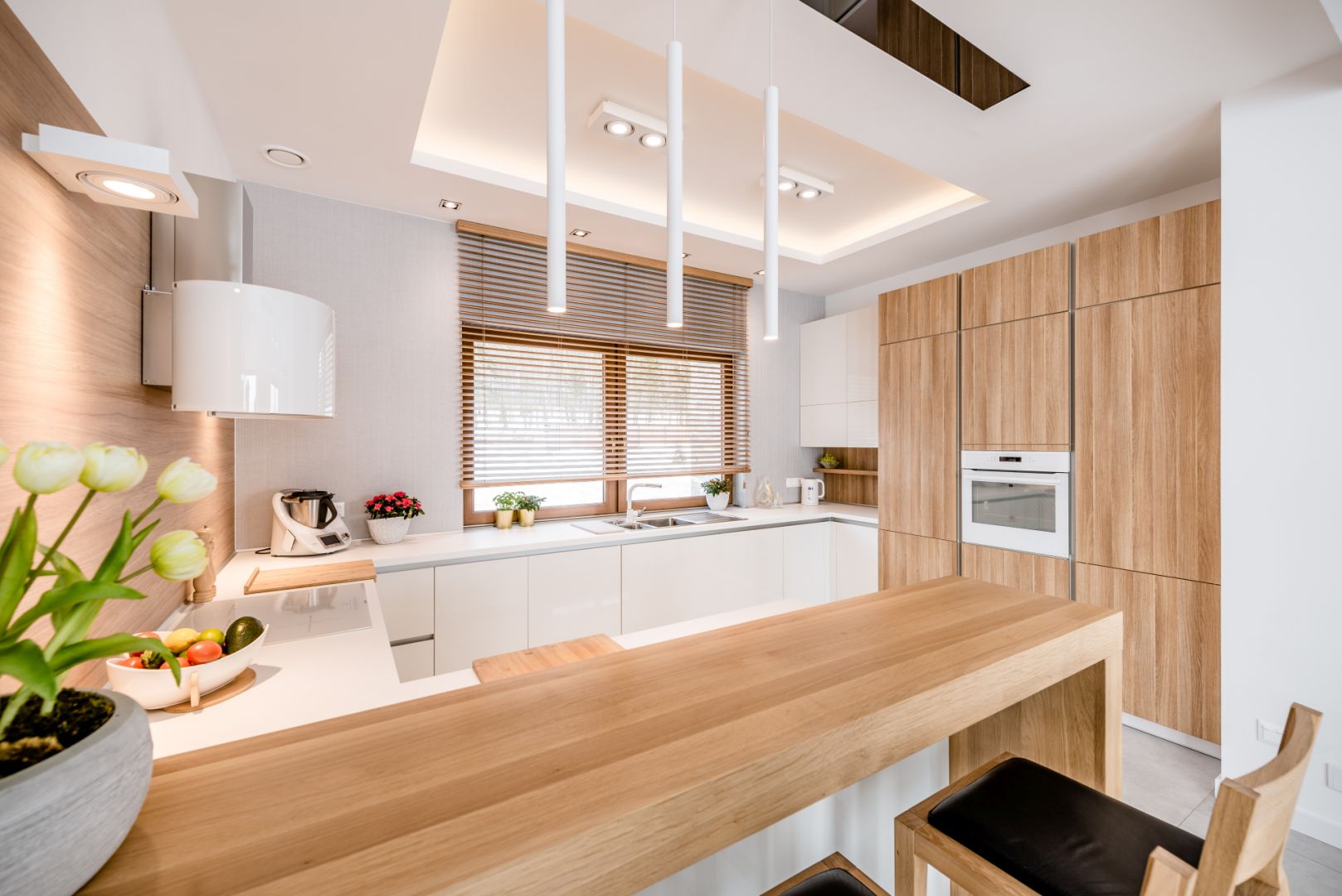 бело деревянная кухня в современном стиле