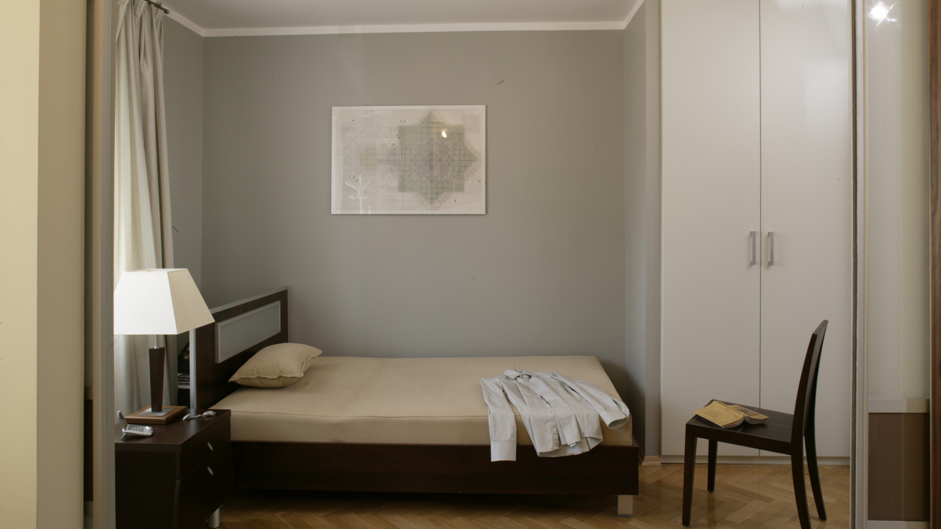 Wystrój inspirowany minimalizmem: sypialnia ascety