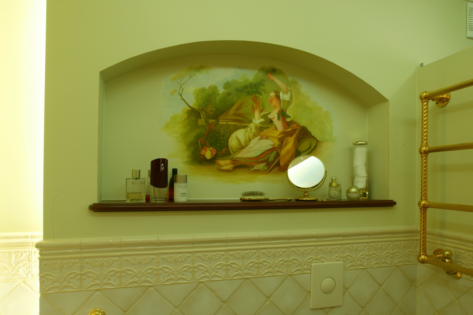 Oryginalność fresków i dekoracji eksponuje neutralne tło kafli: na ścianach postarzanej glazury, a na podłodze imitujących deski. 