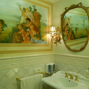 Malowidła zawierają elementy iluzji, np. boginie zdają się przeglądać w lustrze. Ich plastykę i barwność efektownie podkreślają jasne kolory ścian. 