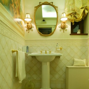 Aranżacja łazienki przenosi w czasy włoskiego Renesansu. 