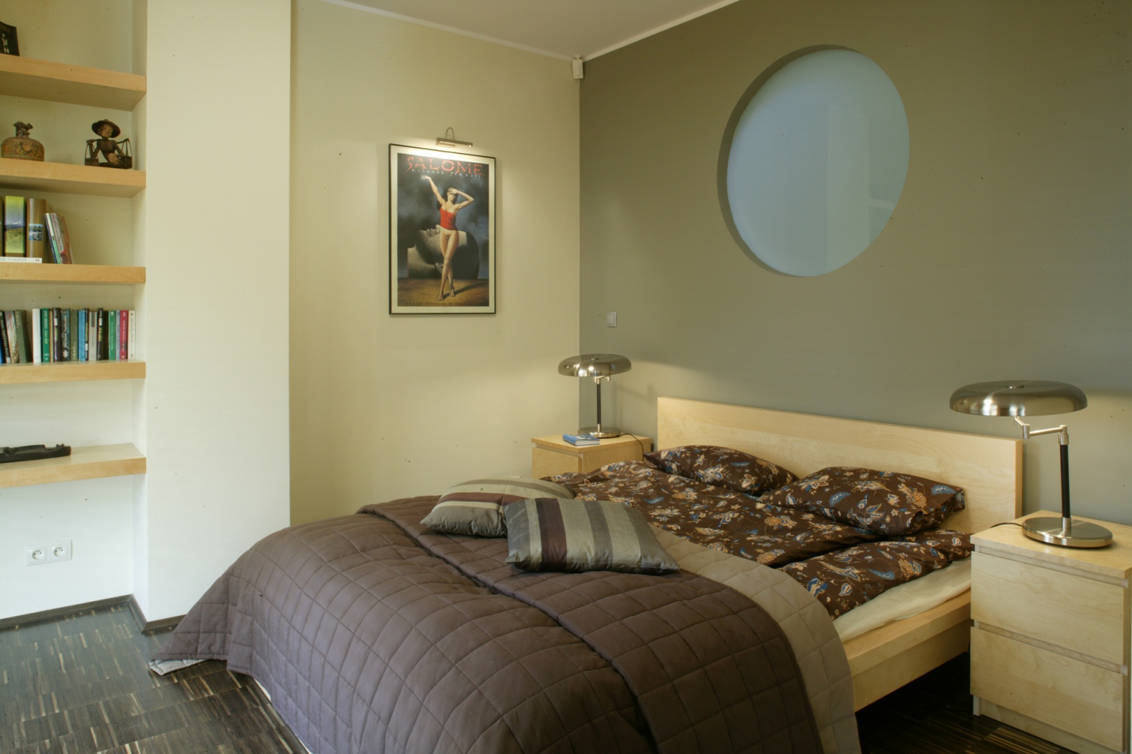 Jasnym, prostym meblom w sypialni (kolekcja Malm, Ikea) towarzyszą ciemniejsze poduchy i narzuta oraz high-techowe lampki nocne. Fot. Monika Filipiuk.