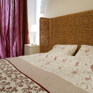 Ażurowe wezgłowie łóżka to, obok kwiecistej pościeli i narzuty, jeden z romantycznych akcentów we wnętrzu. Fot. Monika Filipiuk.