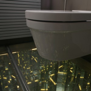 „Kryształowa” podłoga obejmuje także dyskretnie ukrytą strefę WC (sedes Starck, Duravit). Fot. Monika Filipiuk.   