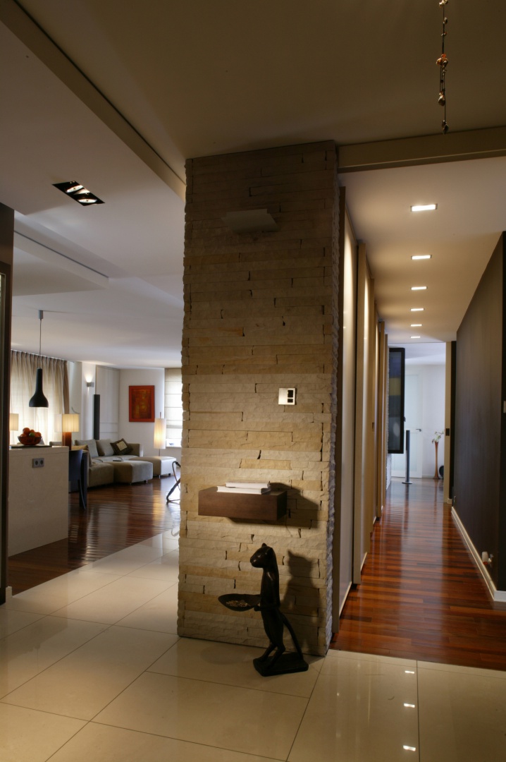 Po le­wej stro­nie wi­docz­ny jest sa­lon, po pra­wej ko­ry­tarz wio­dą­cy do sy­pial­ni.  Ścia­na, od­dzie­la­ją­ca obie czę­ści, peł­ni ro­lę ozdob­ną i prak­tycz­ną jed­no­cze­śnie. Fot. Tomek Markowski.