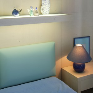 Komoda umiejscowiona na przeciw łóżka to kwintesencja sypialni: prostych, geometrycznych form, nienarzucającej się barwy i braku zbędnych ozdób.Fot. Marcin Onufryjuk.
