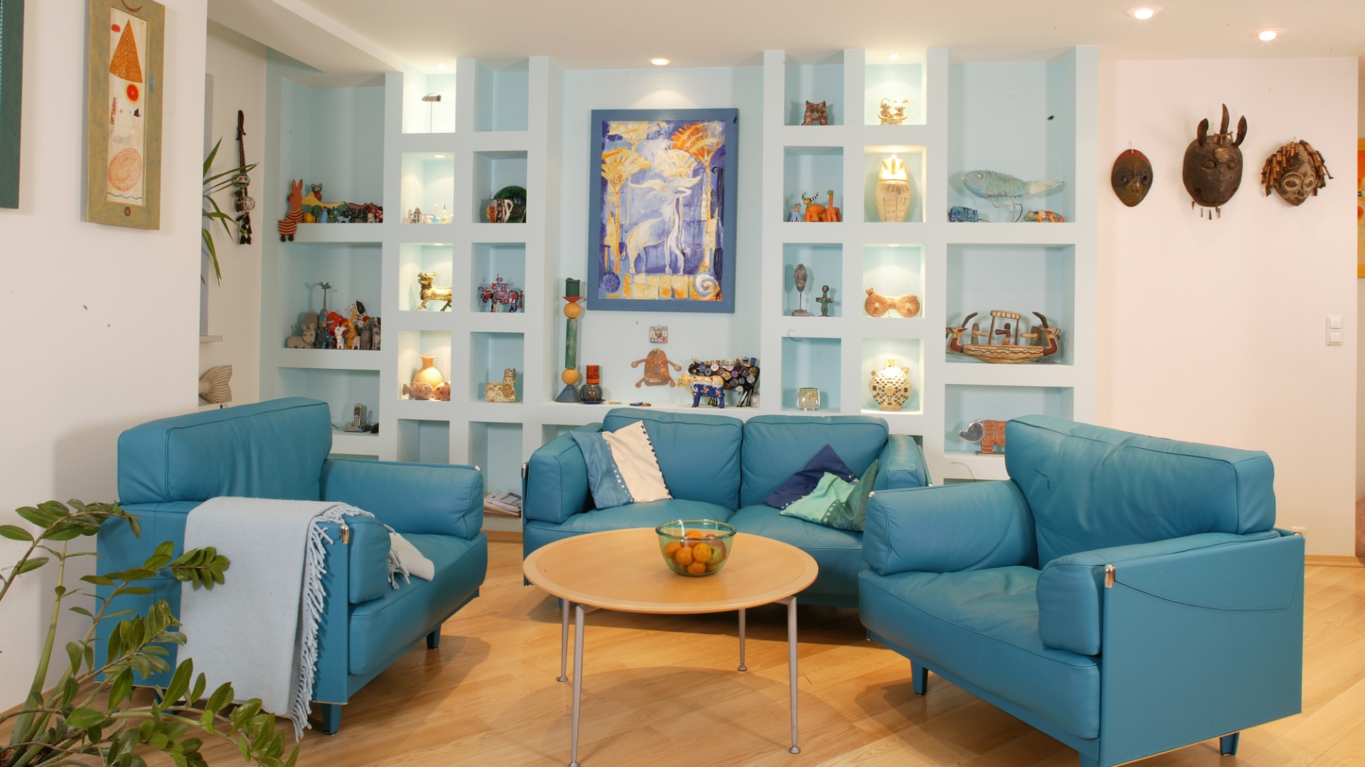 Niebieskie meble w pokoju: pomysł nie tylko na wakacje