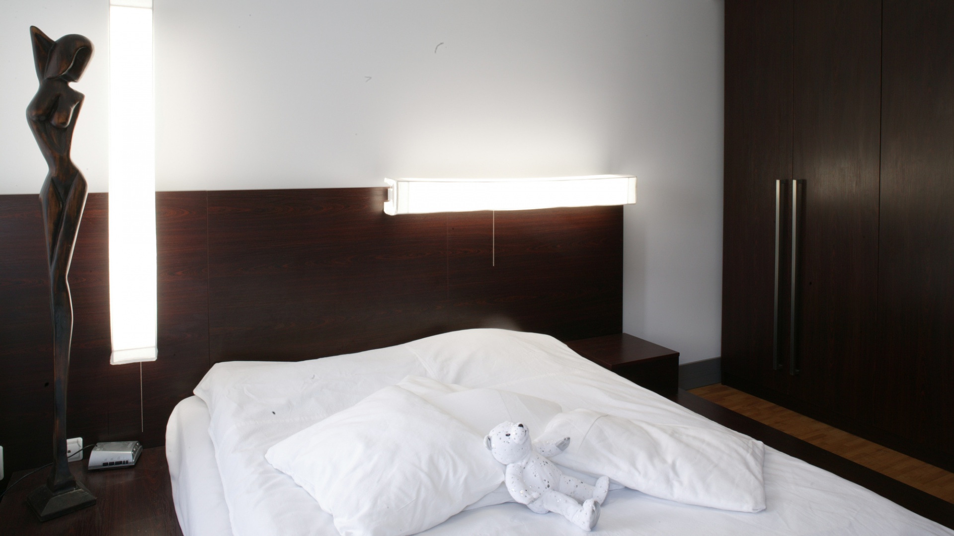Wystrój sypialni dla minimalistów: biel i czekolada