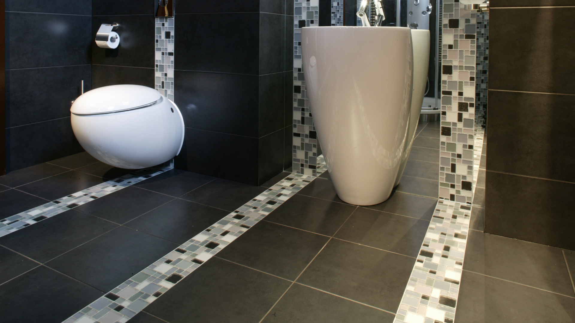 Ceramikę sanitarną akcentują pasy mozaiki ze szkła firmy Villa Glass. Fot. Monika Filipiuk.
