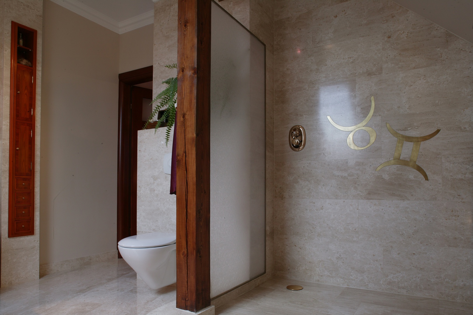 Otwarta na łazienkę kabina prysznicowa jest rozwiązaniem atrakcyjnym wizualnie. Ścianka ze zbrojonego szkła chroni przed zamoczeniem strefę w.c. Fot. Tomasz Markowski.