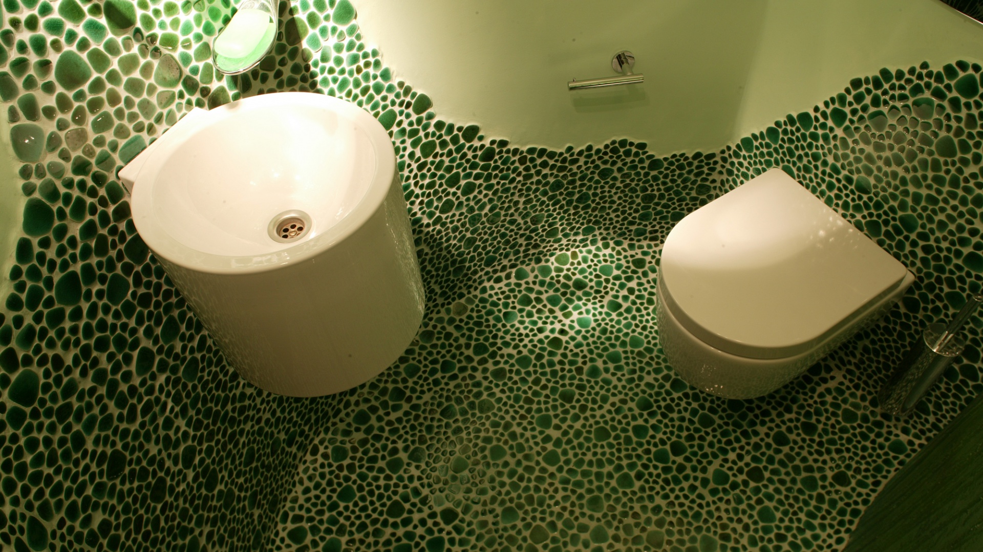 Efektowna mozaika: oryginalny pomysł na łazienkę