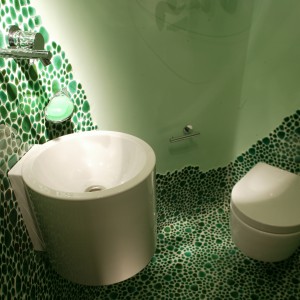 Ciężka bryła podwieszanej umywalki Alape idealnie wkomponowała się w „mikroklimat” łazienki. Fot. Tomasz Markowski.
