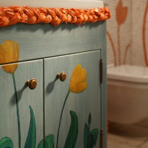 Na pomalowanej na przecierany błękit szafce pod umywalkę nie mogło zabraknąć tulipanów, które są ulubionymi kwiatami właścicielki. Fot. Tomasz Markowski.
