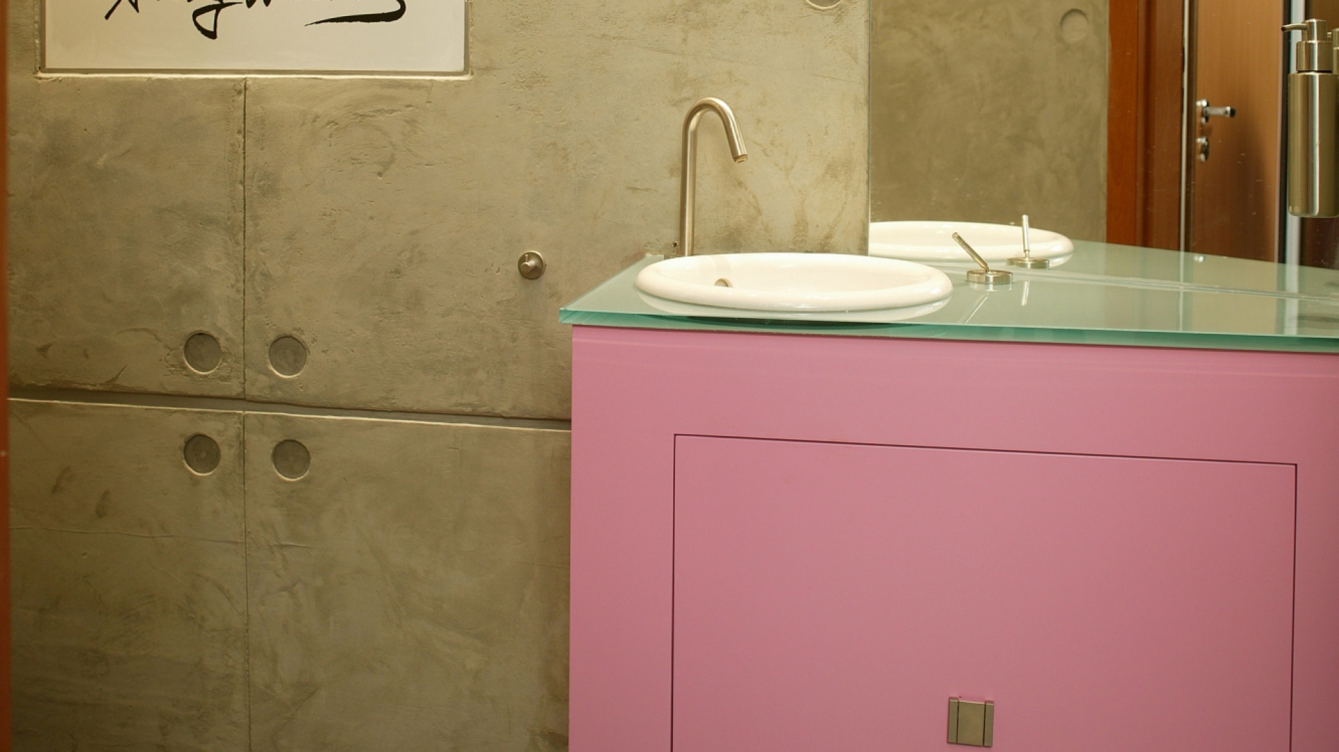 Toaleta dla gości: Marilyn Monroe i betonowe płyty