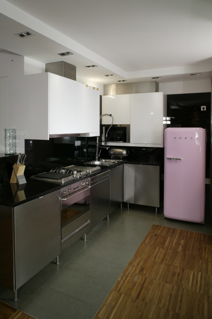Cały komplet mebli kuchennych wraz z wyposażeniem pochodzi z Ikei. Elementem „z zupełnie innej bajki” jest wolno stojąca różowa lodówka marki Smeg. Fot. Bartosz Jarosz.