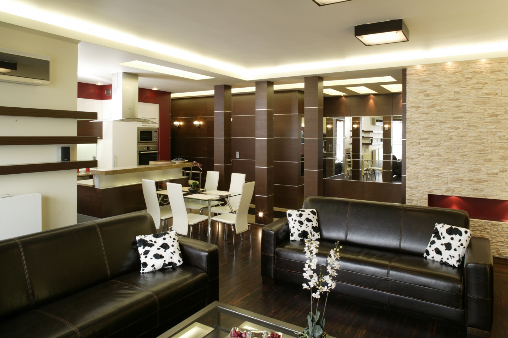 Strefa dzienna – salon i kuchnia – w nowocześnie i z rozmachem urządzonym apartamencie tworzy jedną otwartą i spójną stylistycznie przestrzeń. Fot. Bartosz Jarosz.
