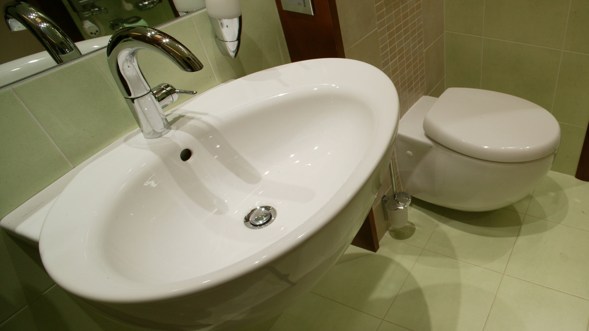 Ceramikę sanitarną z kolekcji „Aveo” firmy Villeroy and Boch wyróżniają masywne, opływowe kształty. Umywalka jest duża, dokładnie tak jak życzyli sobie inwestorzy. Fot. Tomek Markowski.