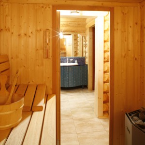 Saunę poprzedza niewielki korytarz-przebieralnia. Wnętrze sauny zbudowano z jasnych, świerkowych desek, co potęguje aurę ciepła i bliskości naturze. Fot. Bartosz Jarosz.