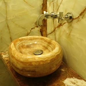 Umywalka została wydrążona w grubym bloku onyksu. To unikatowy projekt, zrealizowany specjalnie do tej łazienki. Fot. Bartosz Jarosz.