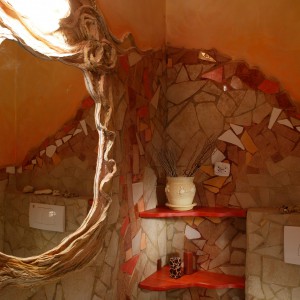 Lustro nad umywalką jest wykonane z tkaniny usztywnionej gipsem, a następnie zaimpregnowanej i pomalowanej. W zwoje na górze wmontowano lampkę. Fot. Tomek Markowski.