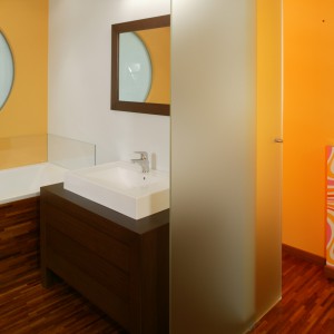 Tapeta, szkło, wodoodporne farby, egzotyczne drewno – to materiały użyte do wykończenia łazienki. Fot. Monika Filipiuk.