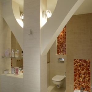 Podtrzymujący strop filar, po odpowiednim rozbudowaniu, stał się istotnym elementem aranżacji łazienki -  zarówno funkcjonalnym, organizującym przestrzeń, jak i estetycznym. Fot. Monika Filipiuk.