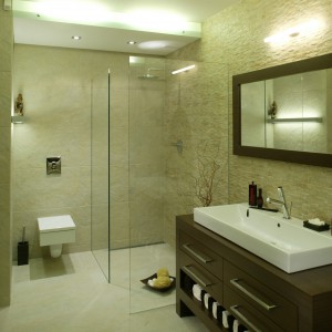 Podwieszany sufit widać zarówno nad wanną, jak i nad kabiną prysznicową. Fot. Bartosz Jarosz.