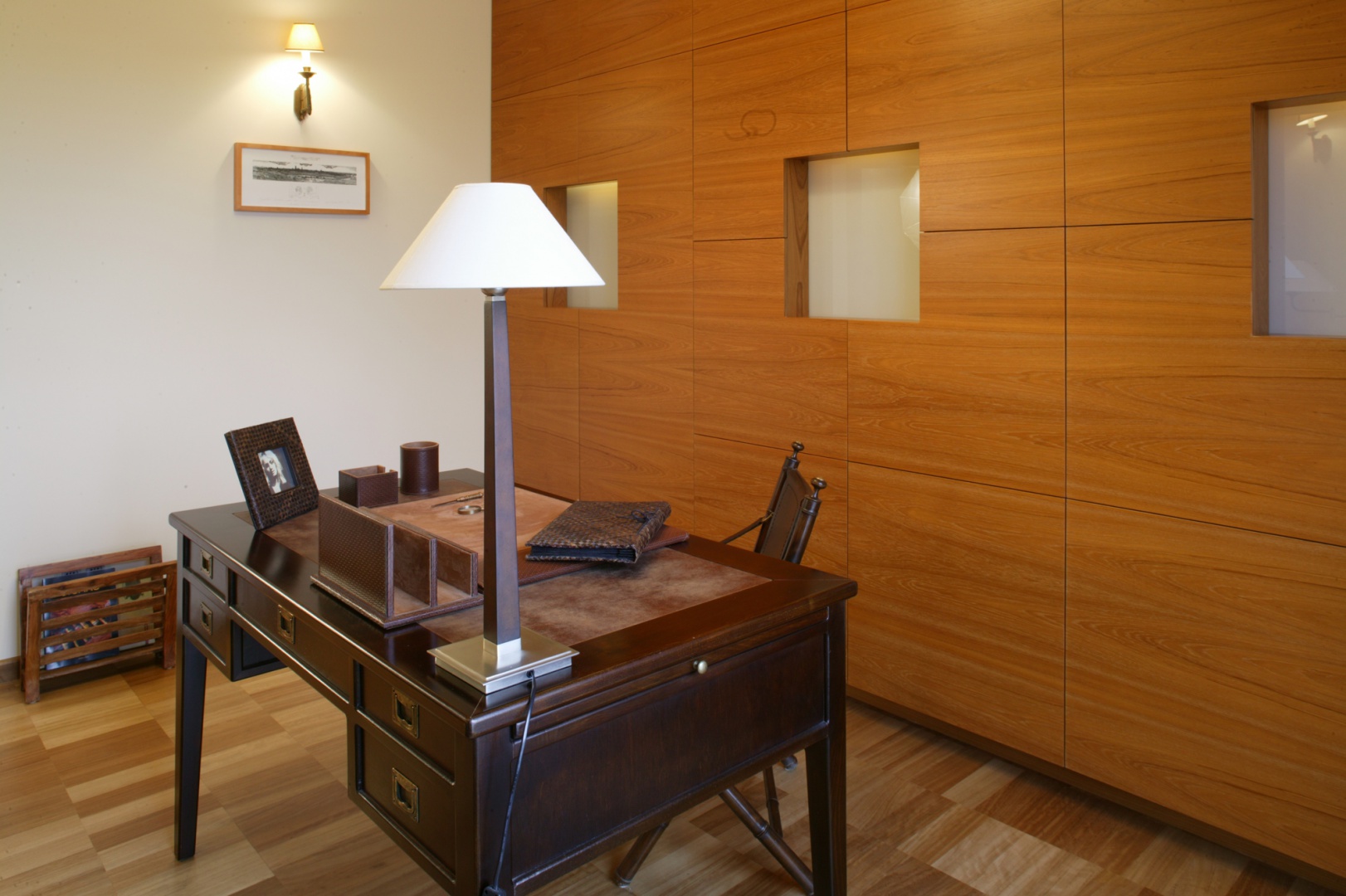 Z biurkiem w stylu kolonialnym doskonale harmonizują pozostałe meble i dodatki: eleganckie krzesło gabinetowe oraz skórzany fotel, skórzana ramka i stojaki na dokumenty (Almi Decor). Fot. Monika Filipiuk.
