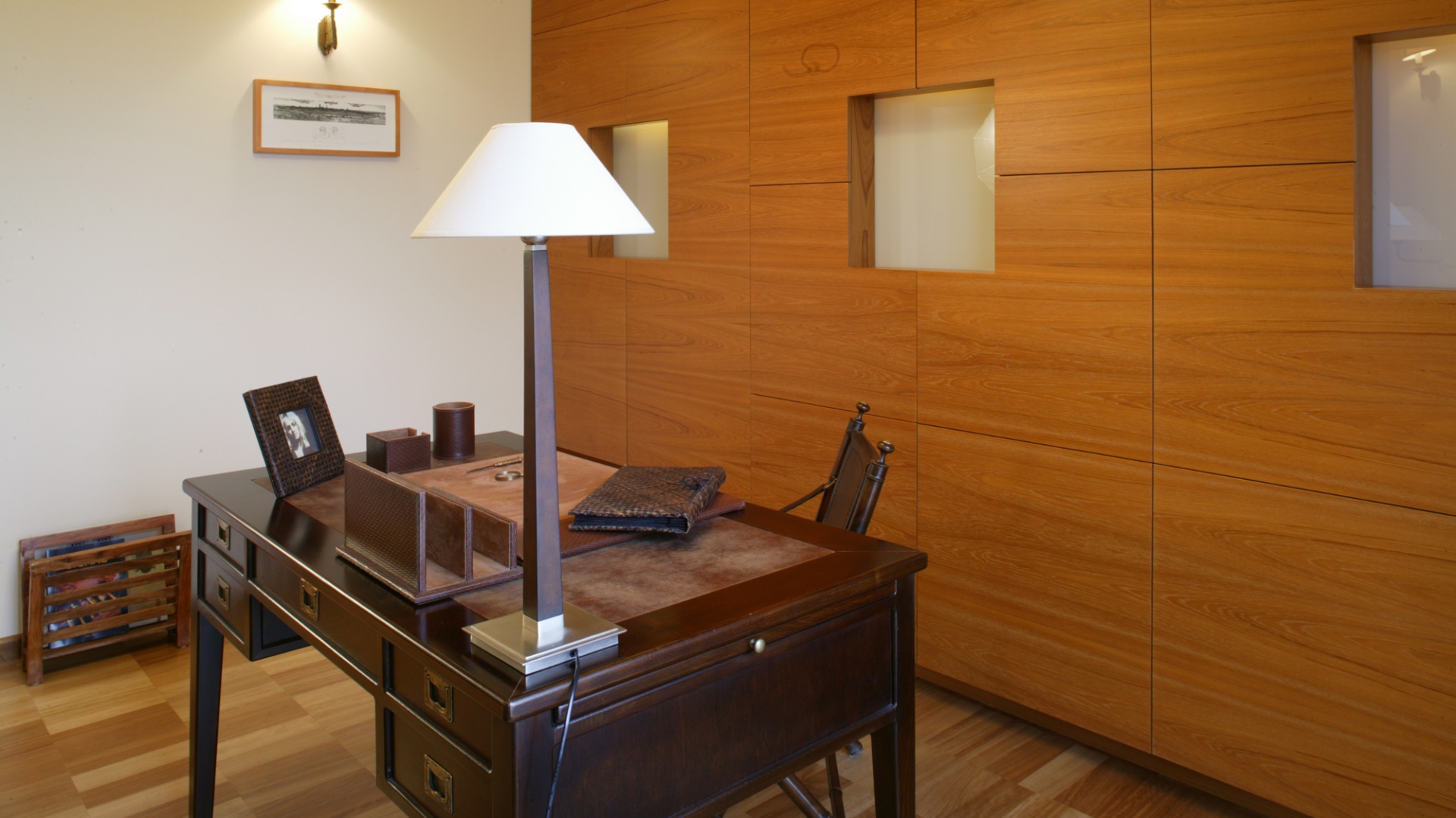 Z biurkiem w stylu kolonialnym doskonale harmonizują pozostałe meble i dodatki: eleganckie krzesło gabinetowe oraz skórzany fotel, skórzana ramka i stojaki na dokumenty (Almi Decor). Fot. Monika Filipiuk.