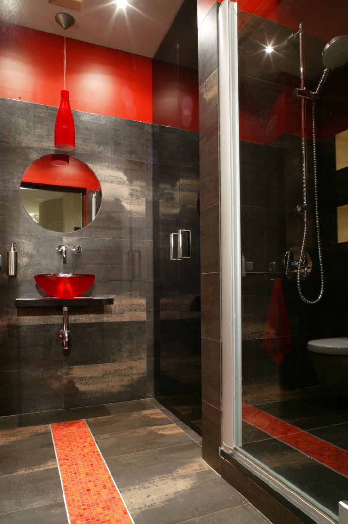 Strefa umywalki znajduje się na wprost wejścia. Usytuowana we wnęce kabina prysznicowa do złudzenia przypomina znajdującą się tuż za nią szklaną szafę. Fot. Monika Filipiuk.