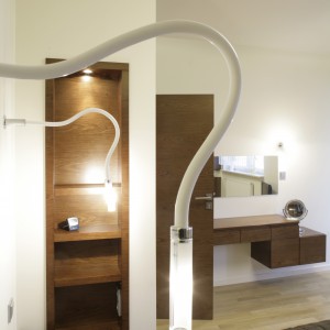 Małżeńska sypialnia i łazienka są spójne stylistycznie i kolorystycznie. Lampy przy łóżku to jak sam kształt wskazuje model „Snake” włoskiej firmy Fabbian. Fot. Bartosz Jarosz.