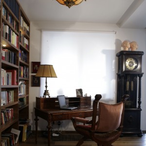 W bibliotece, oprócz bogatego księgozbioru, musiało się znaleźć również wygodne miejsce, w którym właściciele domu mogliby w spokoju kontemplować zawartość książek. Biurko-sekretarzyk i stylowy fotel prosto ze Szwecji. Fot. Monika Filipiuk.