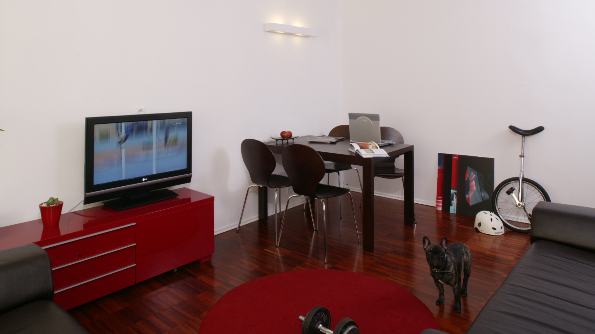 Aranżacja z czerwienią i szarościami: mieszkanie dla minimalisty