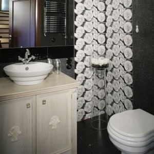 Białe róże zakwitły na ścianie łazienki dla gości... Nieduża, zaaranżowana w czerniach i bielach toaleta, to prawdziwa perełka stylu retro. Fot. Monika Filipiuk.