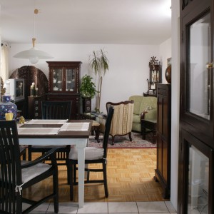 Granice, usytuowanej na uboczu salonu, kuchni wyznacza jadalniany stół oraz styk płytek terakoty i dębowego parkietu na podłodze. Fot. Bartosz Jarosz.