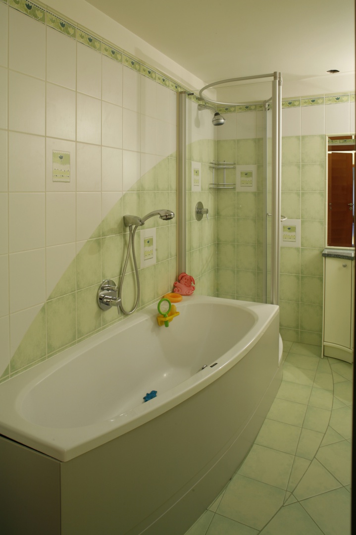 Wanna i kabina prysznicowa stanowią swego rodzaju kąpielowy „kombajn”. Idealnie wpasowany w przestrzeń łazienki zapewnia wygodne korzystanie z obu urządzeń. Fot. Monika Filipiuk.