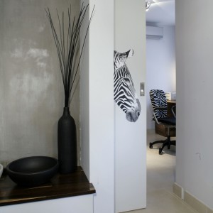 Jedno z dwóch zdjęć zebr naturalnej wielkości, jakie pojawiają się w mieszkaniu. Tutaj – na przesuwanych drzwiach, prowadzących do gabinetu, z którego korzysta głównie pan domu, pracując w nim i odpoczywając. Fot. Monika Filipiuk.