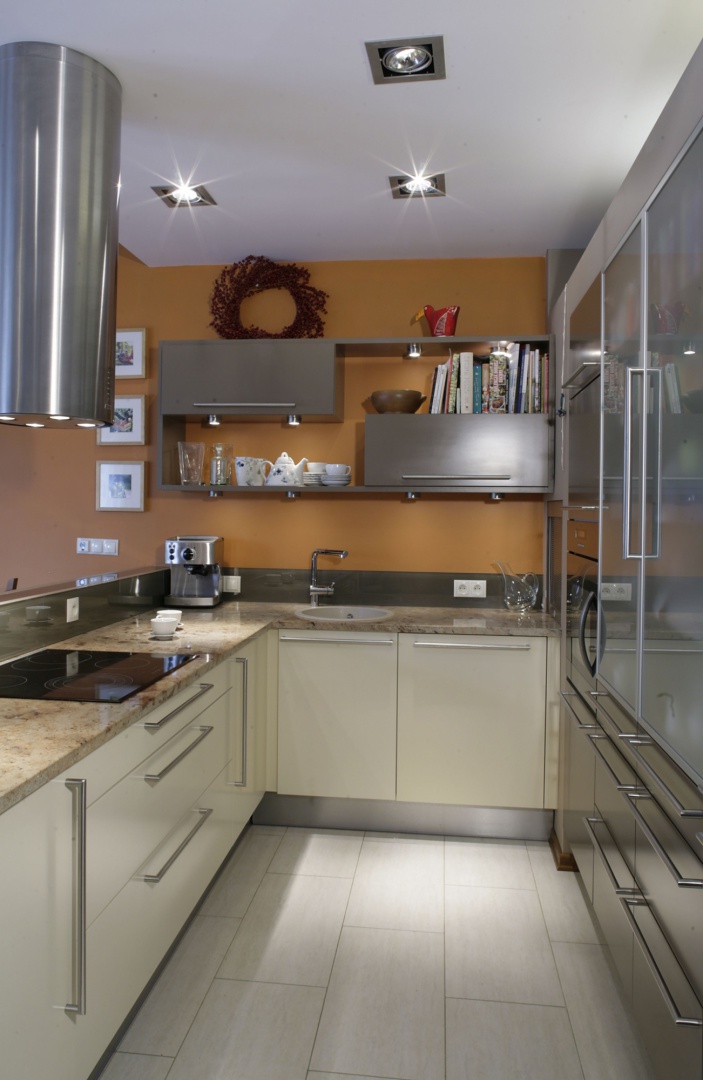Cylindryczna forma okapu wybranego z oferty firmy Faber przywodzi na myśl dzieło sztuki nowoczesnej. Ale to wciąż kuchenne urządzenie. Płyta ceramiczna to model firmy AEG Electrolux. Fot. Monika Filipiuk.