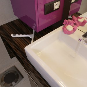 Pod zabudową umywalkową (wykonaną na zamówienie) powstał dyskretny schowek na kocią „toaletę”. Fot. Bartosz Jarosz.