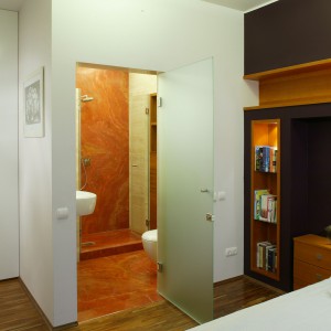 Tuż przy sypialni znajduje się łazienka – tylko do dyspozycji małżonków. Prowadzą do niej drzwi z satynowego szkła. Fot. Bartosz Jarosz.