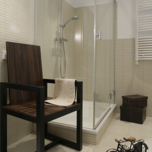 W szklanej kabinie prysznicowej firmy Koło widoczne są tylko zawiasy i dyskretne listwy. Duży brodzik (80x120) oraz kolumna prysznicowa zapewniają przyjemną kąpiel. Fot. Monika Filipiuk.
