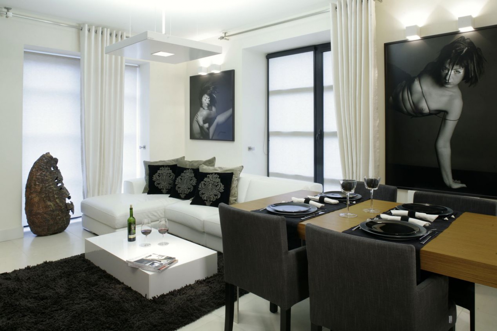 Biało-czarne akty Piotra Dłubaka dopełniają stylistyki aranżacji wnętrz apartamentu. Fot. Monika Filipiuk.