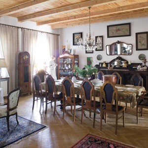 Każde miejsce ekspozycyjne w salonie, wypełnia bogata kolekcja starej porcelany, ściany pokrywają gromadzone latami obrazy. Fot. Bartosz Jarosz.