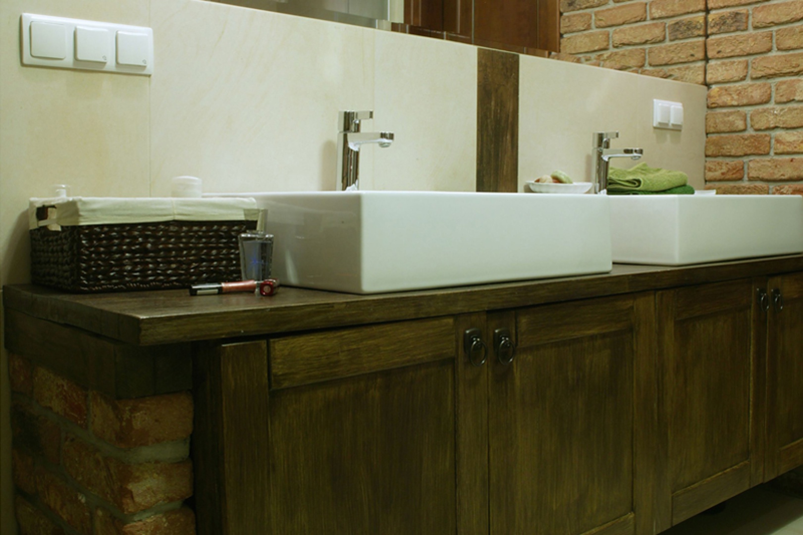O tym, że to wnętrze dla pary świadczą dwie umywalki „Quattro” (prod. Koło) o szlachetnych kształtach. Fot. Monika Filipiuk.