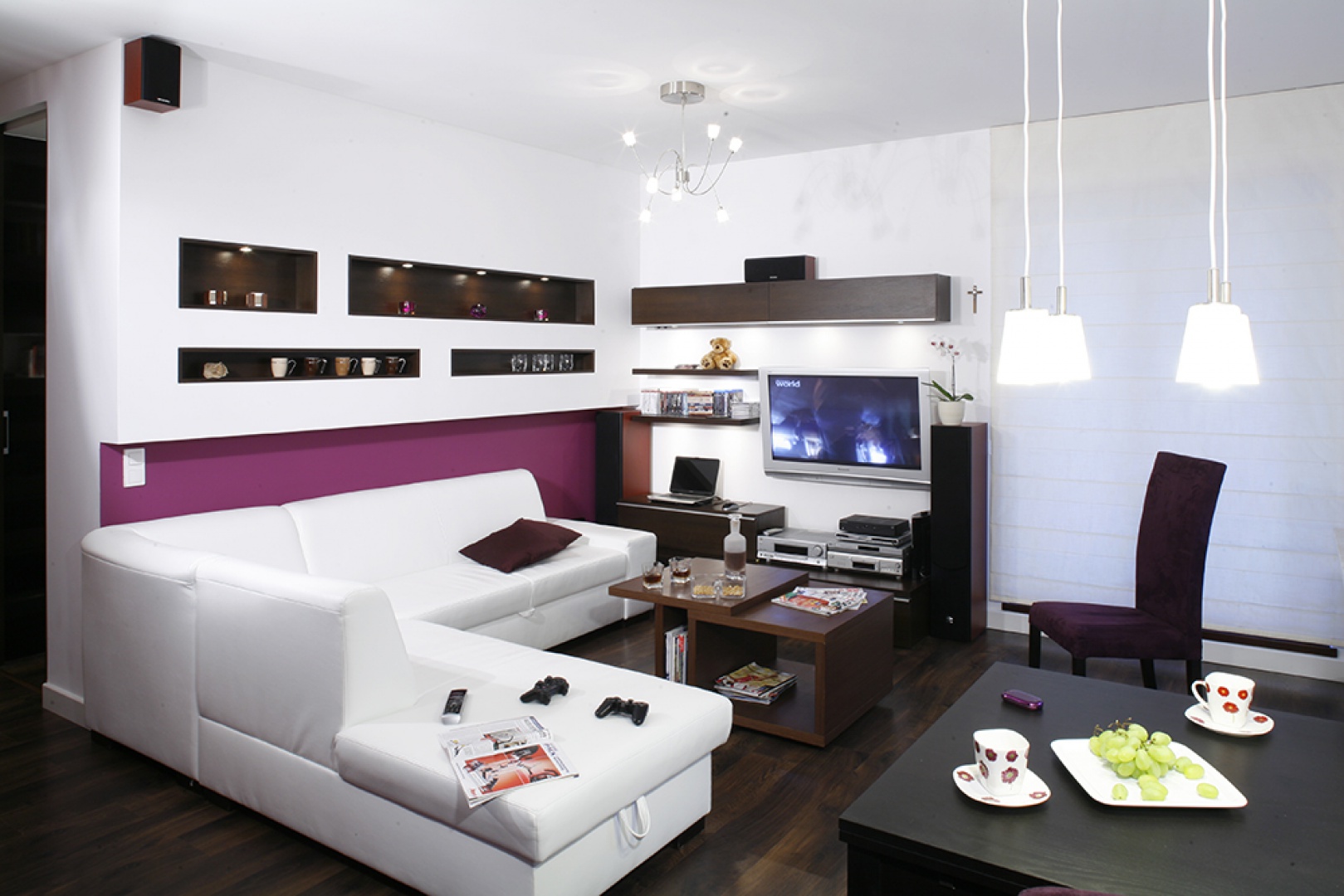 Biała, obszerna sofa (Węgrowska Fabryka Mebli) zakupiona w salonie mebli Emilia i oryginalny stolik kawowy z naturalnego drewna wenge (proj. Ewa Para) – to tu skupia się życie towarzyskie małżonków. Fot. Monika Filipiuk.