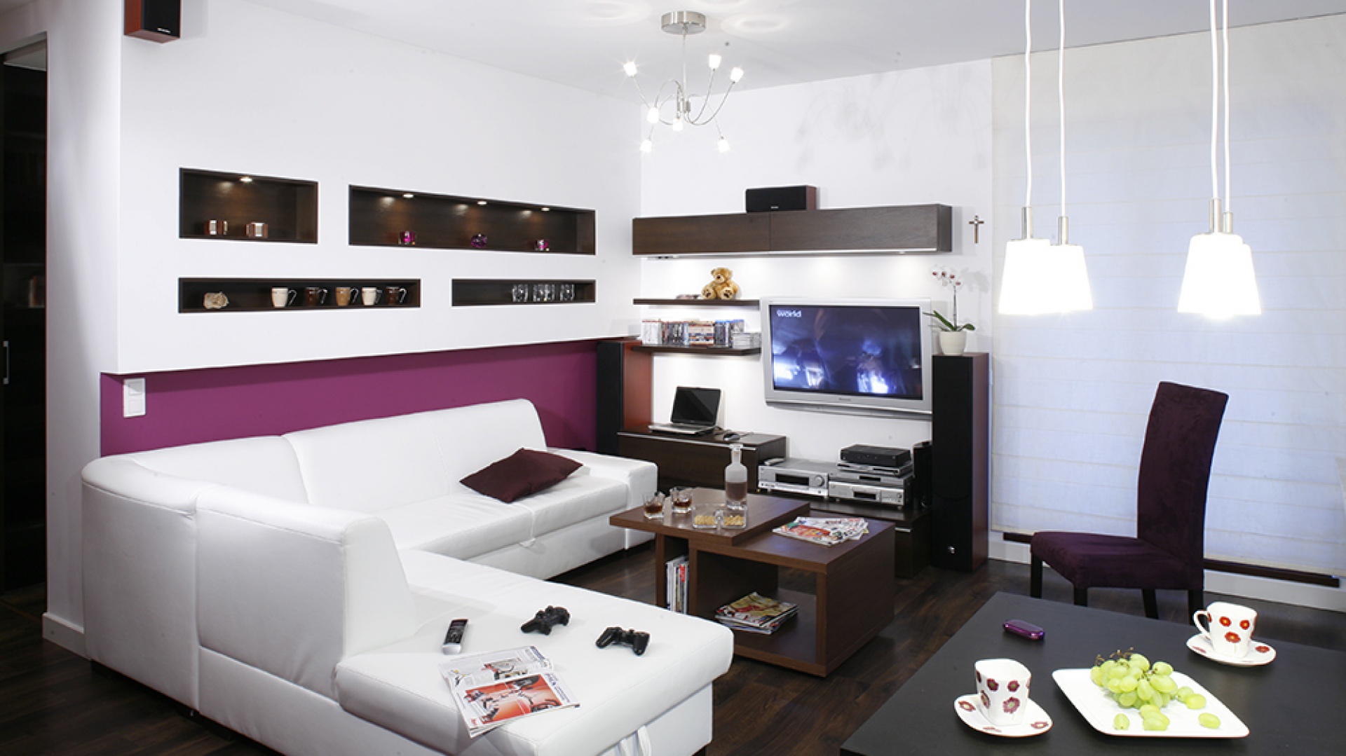 Biała, obszerna sofa (Węgrowska Fabryka Mebli) zakupiona w salonie mebli Emilia i oryginalny stolik kawowy z naturalnego drewna wenge (proj. Ewa Para) – to tu skupia się życie towarzyskie małżonków. Fot. Monika Filipiuk.